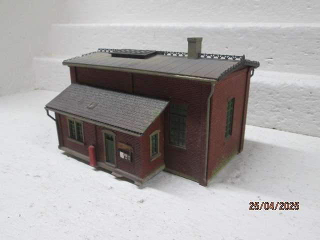 HO SCALE - VOLLMER - SHORT ENGINE SHED WITH WORKSHOP