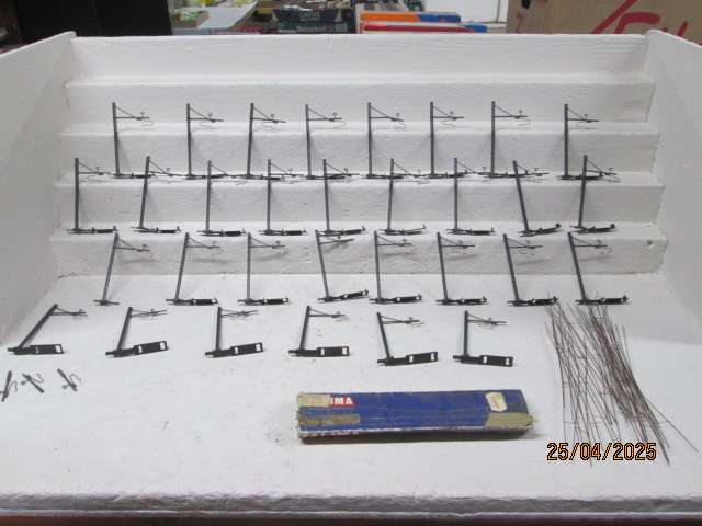 HO SCALE - LIMA - OVERHEAD CETENARY + MAST POLES
