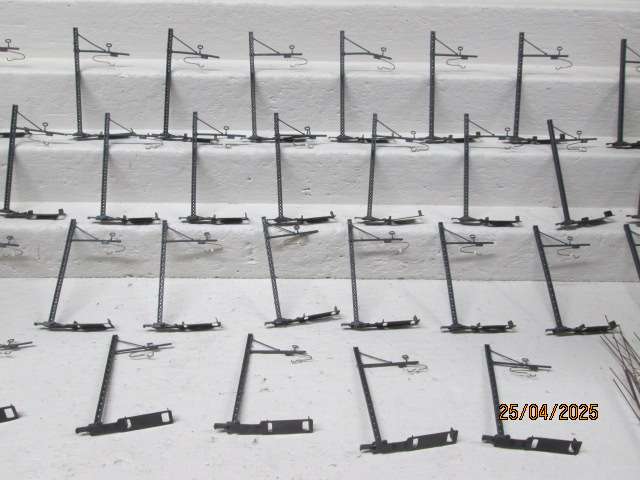 HO SCALE - LIMA - OVERHEAD CETENARY + MAST POLES
