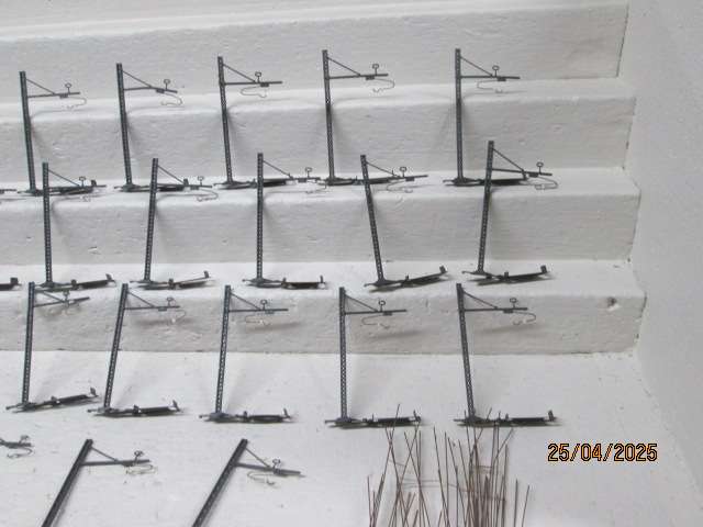 HO SCALE - LIMA - OVERHEAD CETENARY + MAST POLES