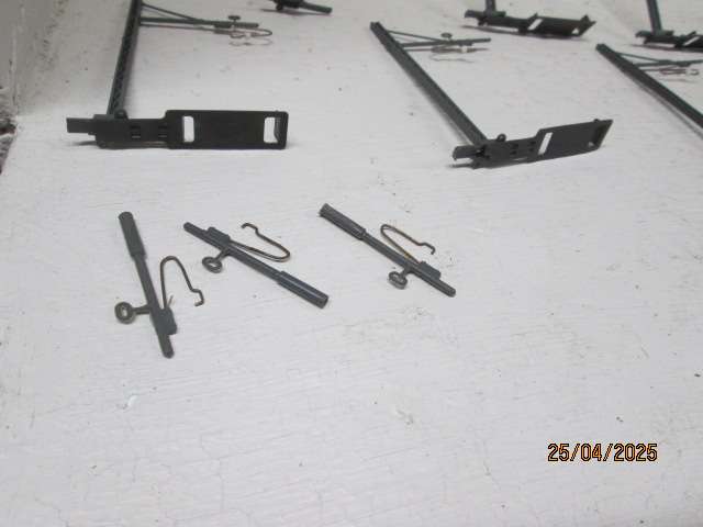 HO SCALE - LIMA - OVERHEAD CETENARY + MAST POLES