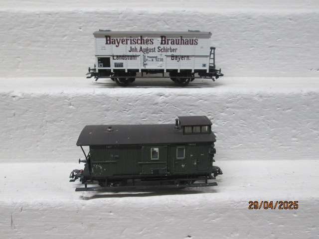 HO SCALE - TRIX - OLD TIMER GUARDS VAN + GOODS WAGON