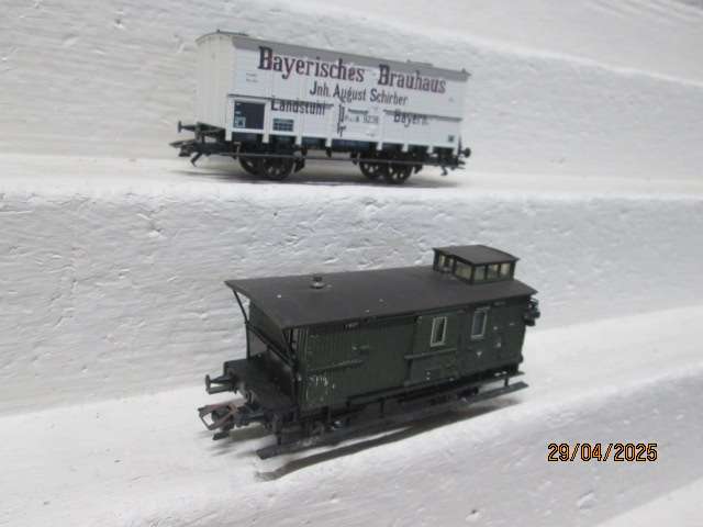 HO SCALE - TRIX - OLD TIMER GUARDS VAN + GOODS WAGON