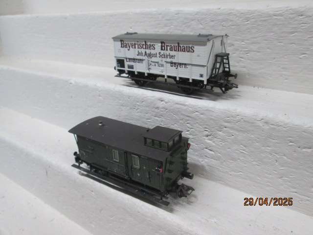 HO SCALE - TRIX - OLD TIMER GUARDS VAN + GOODS WAGON