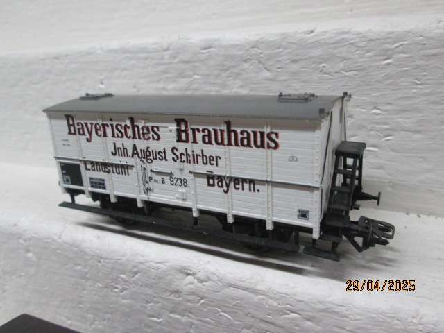 HO SCALE - TRIX - OLD TIMER GUARDS VAN + GOODS WAGON