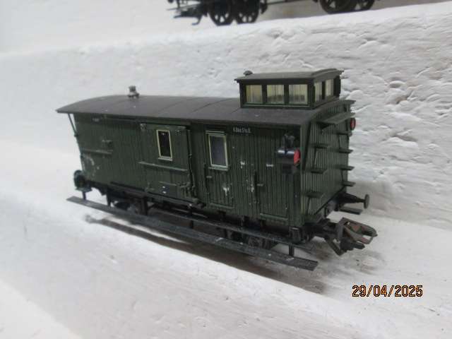 HO SCALE - TRIX - OLD TIMER GUARDS VAN + GOODS WAGON