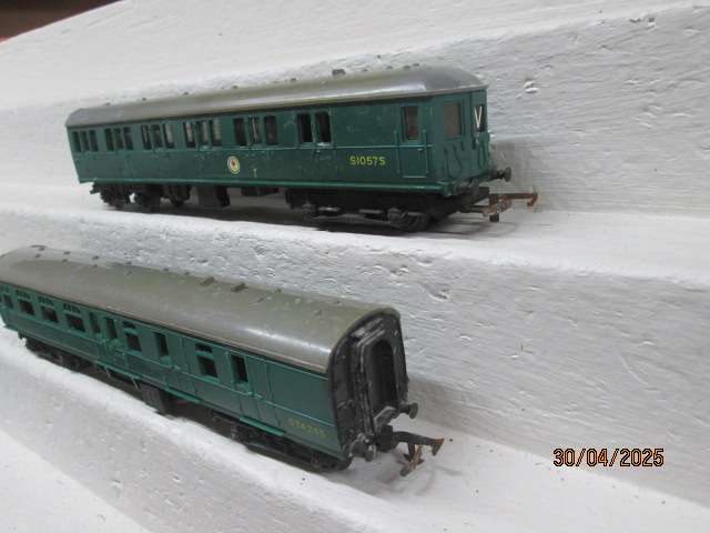 OO SCALE - TRIANG - SUBURBAN SET