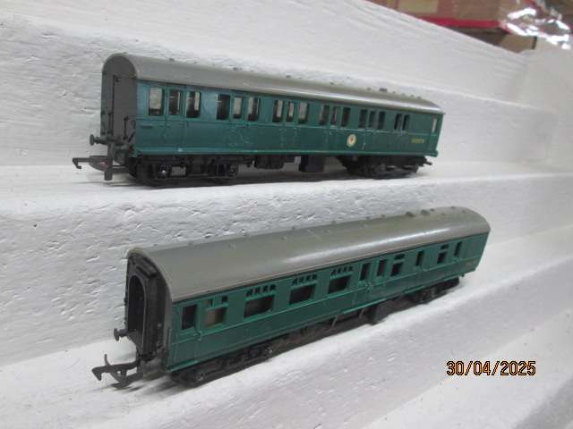 OO SCALE - TRIANG - SUBURBAN SET