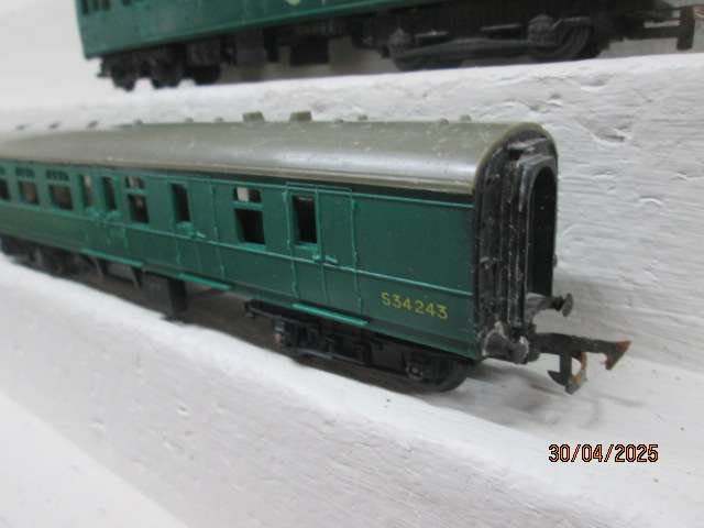 OO SCALE - TRIANG - SUBURBAN SET