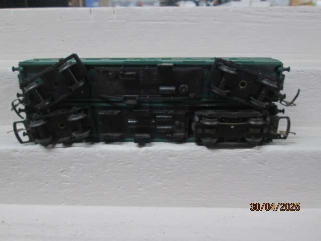 OO SCALE - TRIANG - SUBURBAN SET