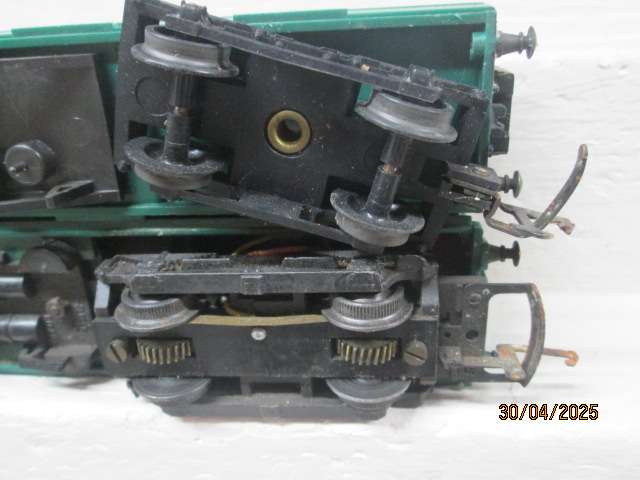 OO SCALE - TRIANG - SUBURBAN SET