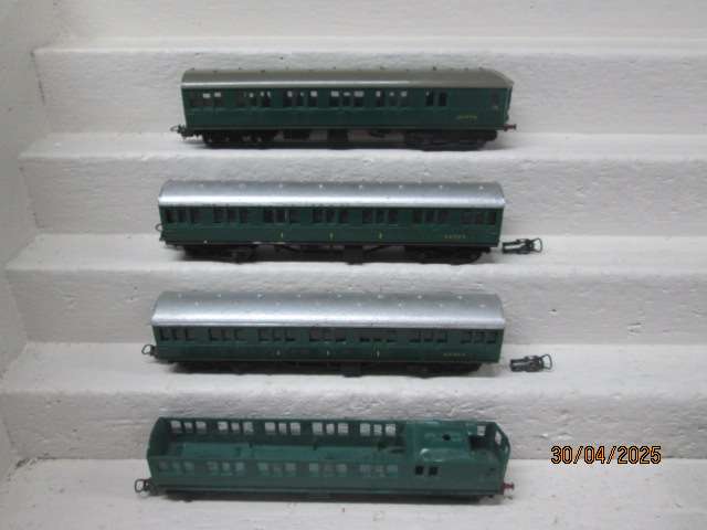 OO SCALE - TRIANG - SUBURBAN SET