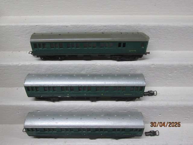 OO SCALE - TRIANG - SUBURBAN SET