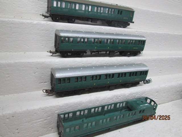 OO SCALE - TRIANG - SUBURBAN SET
