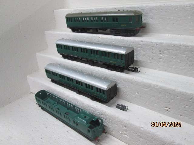OO SCALE - TRIANG - SUBURBAN SET