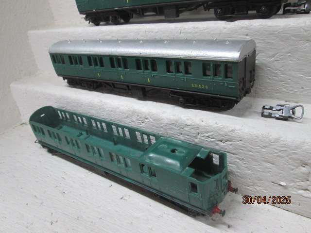 OO SCALE - TRIANG - SUBURBAN SET
