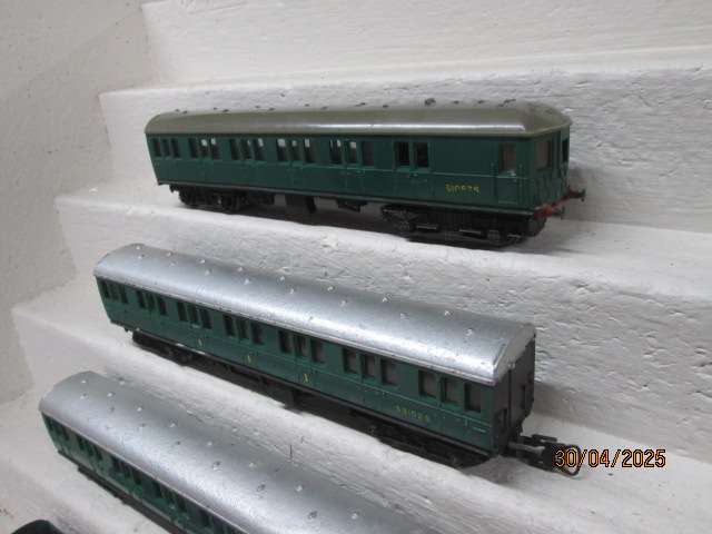 OO SCALE - TRIANG - SUBURBAN SET