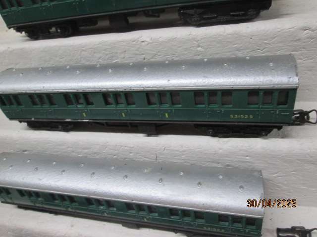 OO SCALE - TRIANG - SUBURBAN SET