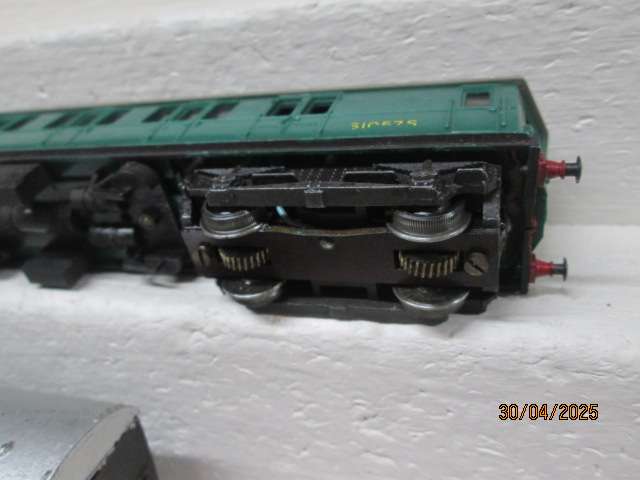 OO SCALE - TRIANG - SUBURBAN SET