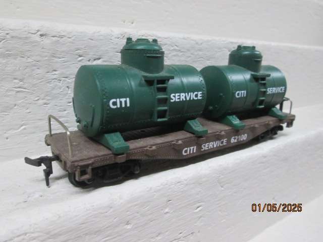 HO SCALE - 40 FOOT FLAT CAR WAGON WITH CITY SERVICE TANK LOAD