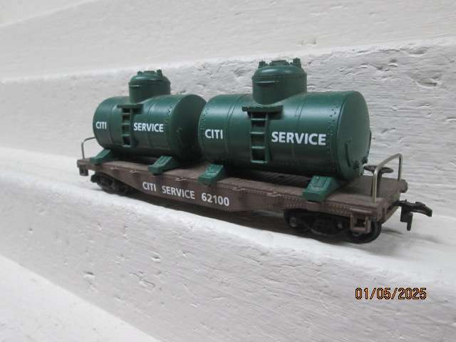 HO SCALE - 40 FOOT FLAT CAR WAGON WITH CITY SERVICE TANK LOAD