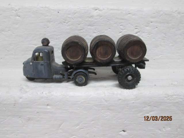 OO SCALE - OLD TIMER 3-WHEELER WITH BARREL LOAD TRAILER