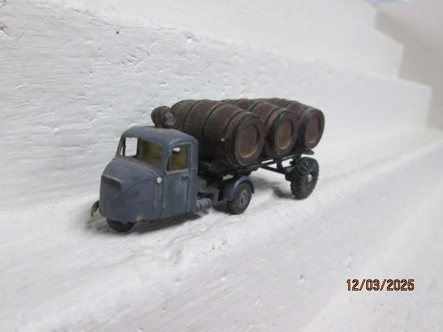 OO SCALE - OLD TIMER 3-WHEELER WITH BARREL LOAD TRAILER