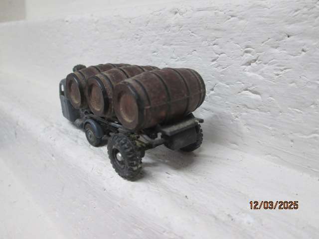 OO SCALE - OLD TIMER 3-WHEELER WITH BARREL LOAD TRAILER