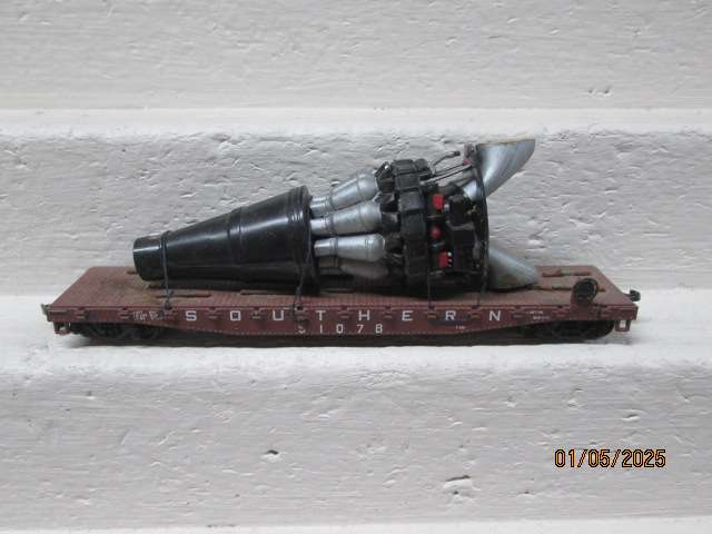 HO SCALE - 50 FOOT SOUTHERN FLAT CAR WAGON WITH LARGE ENGINE LOAD