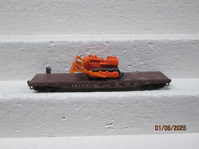 HO SCALE - 50 FOOT SANTE FE FLAT CAR WAGON WITH BULLDOZER LOAD