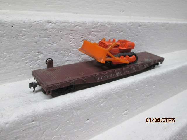 HO SCALE - 50 FOOT SANTE FE FLAT CAR WAGON WITH BULLDOZER LOAD