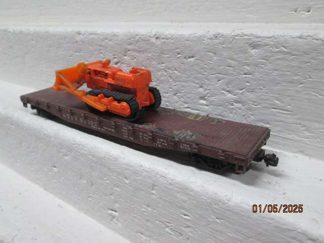 HO SCALE - 50 FOOT SANTE FE FLAT CAR WAGON WITH BULLDOZER LOAD