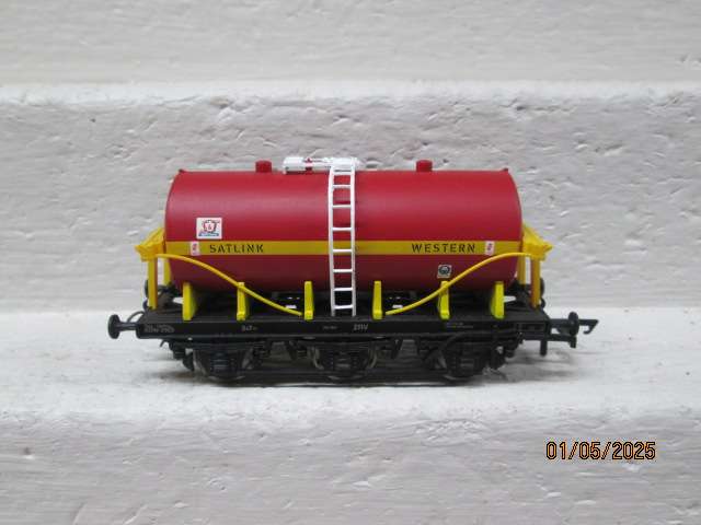 OO SCALE- HORNBY - RED WESTERN TRIPPLE AXLE TANKER WAGON