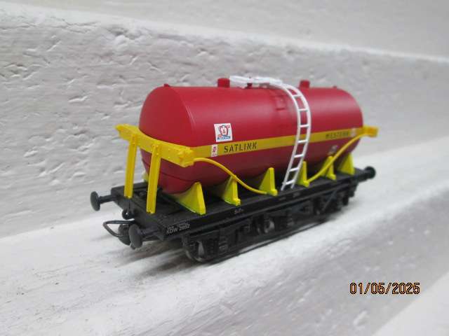 OO SCALE- HORNBY - RED WESTERN TRIPPLE AXLE TANKER WAGON