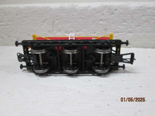 OO SCALE- HORNBY - RED WESTERN TRIPPLE AXLE TANKER WAGON