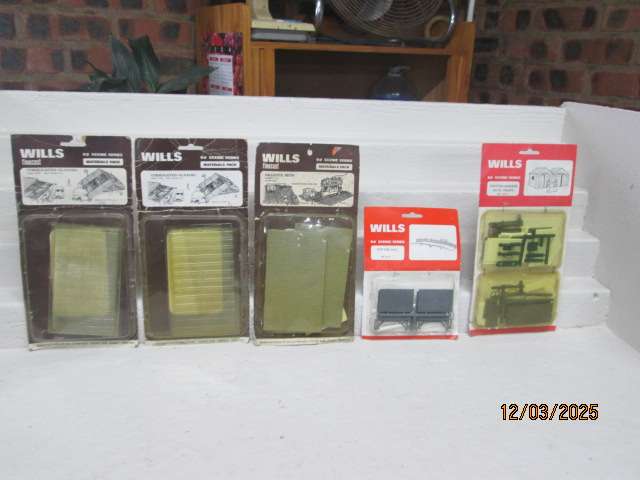 OO SCALE - WILLS - SCENERY ITEMS - X5 PACKS - BOXED