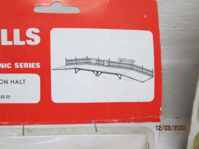 OO SCALE - WILLS - SCENERY ITEMS - X5 PACKS - BOXED