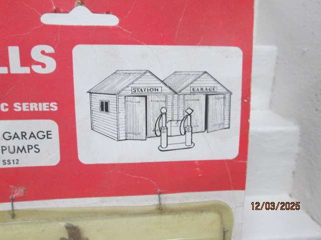 OO SCALE - WILLS - SCENERY ITEMS - X5 PACKS - BOXED