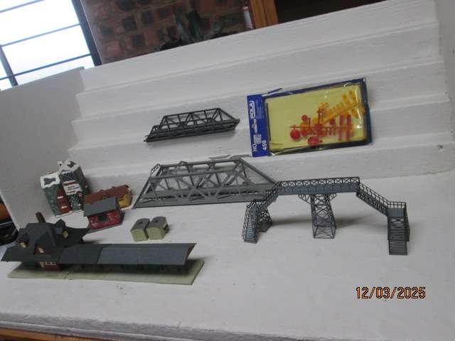 HO SCALE - VARIOUS STATION BUILDINGS ETC