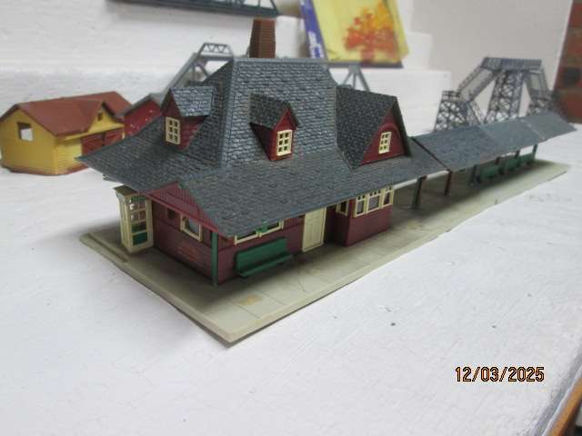 HO SCALE - VARIOUS STATION BUILDINGS ETC