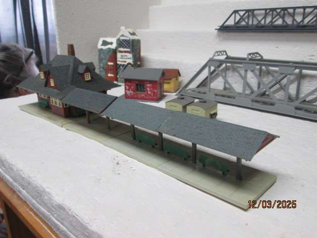 HO SCALE - VARIOUS STATION BUILDINGS ETC