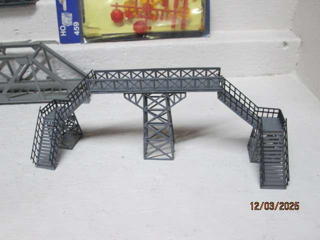 HO SCALE - VARIOUS STATION BUILDINGS ETC