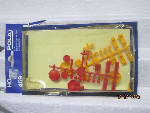 HO SCALE - VARIOUS STATION BUILDINGS ETC