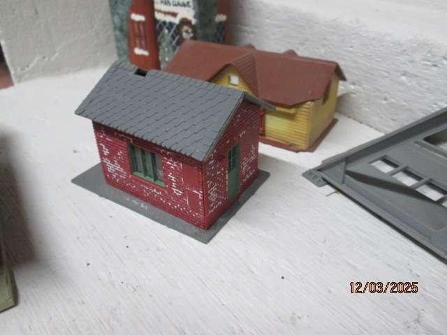 HO SCALE - VARIOUS STATION BUILDINGS ETC