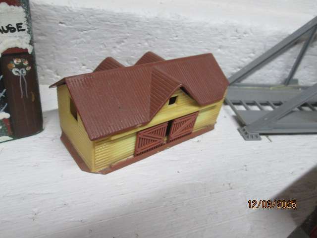 HO SCALE - VARIOUS STATION BUILDINGS ETC