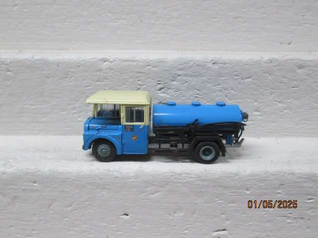 OO SCALE - OLD TIMER BLUE ROAD TANKER TRUCK