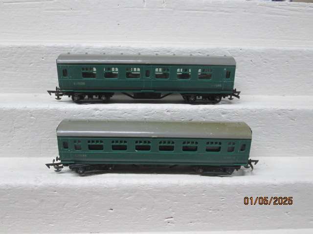 OO SCALE - TRIANG - GREEN PASSENGER COACHES - X2