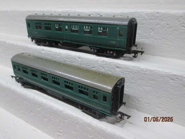 OO SCALE - TRIANG - GREEN PASSENGER COACHES - X2