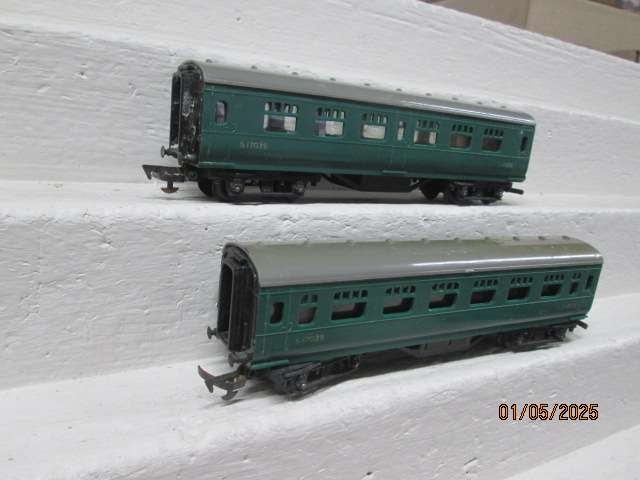 OO SCALE - TRIANG - GREEN PASSENGER COACHES - X2
