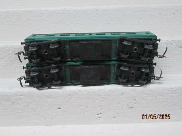 OO SCALE - TRIANG - GREEN PASSENGER COACHES - X2